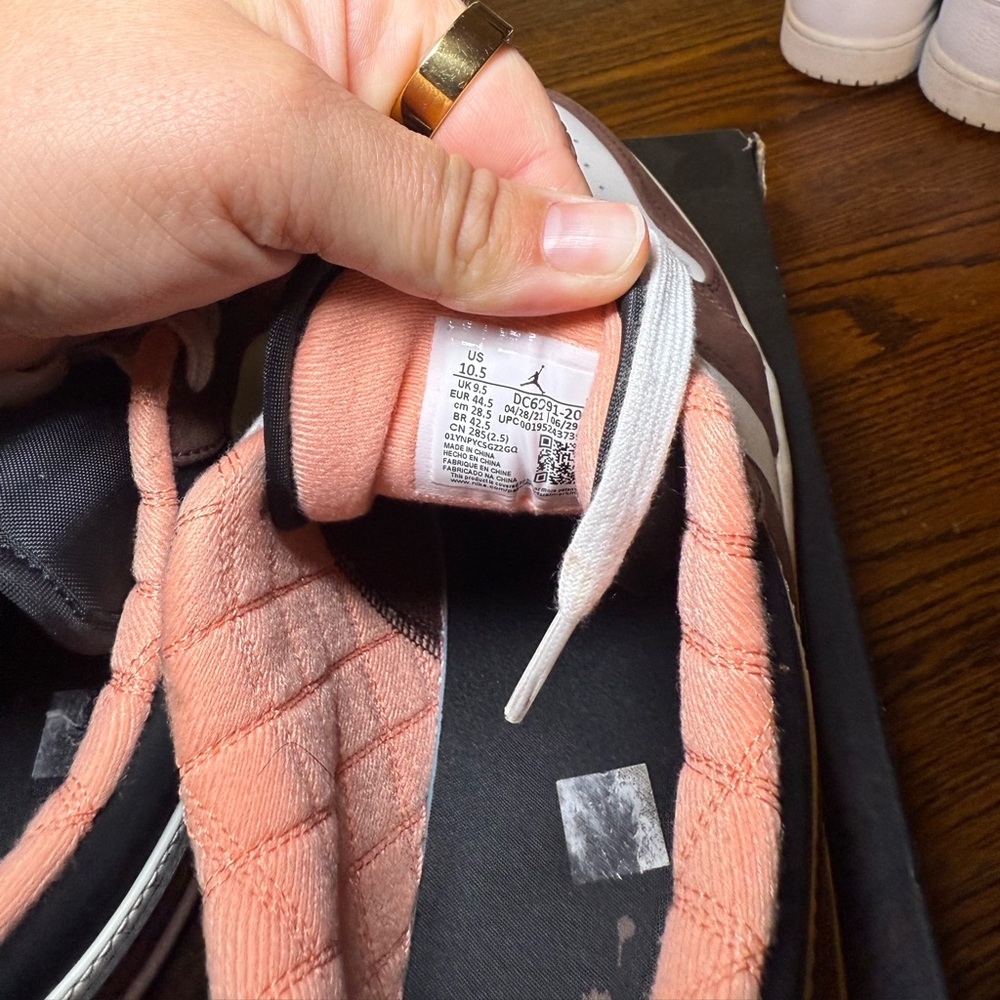 Air Jordan 1 Low ‘Mocha’ - Picture 9 of 11